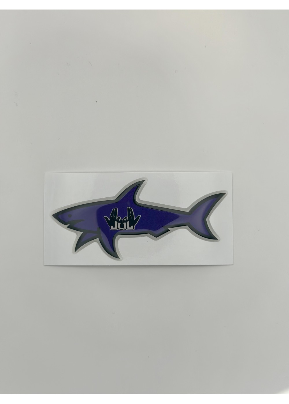 STICKERS SHARK STICKER SHARK SIGNE JUL VIOLET  SHARKSIGNEJULVIOLET chez Graphiti Concept Store Dieppe